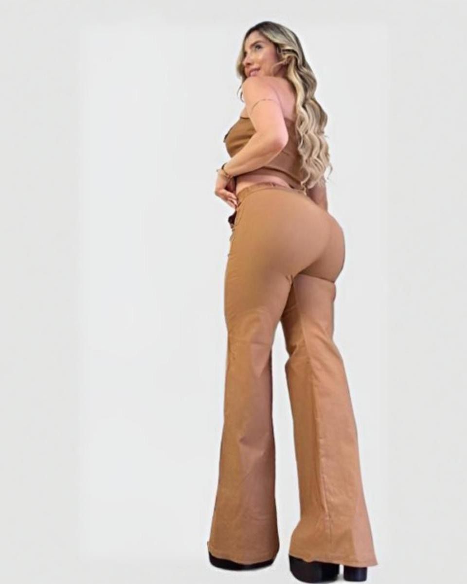 Conjunto de dos piezas, top strapless, licrado.